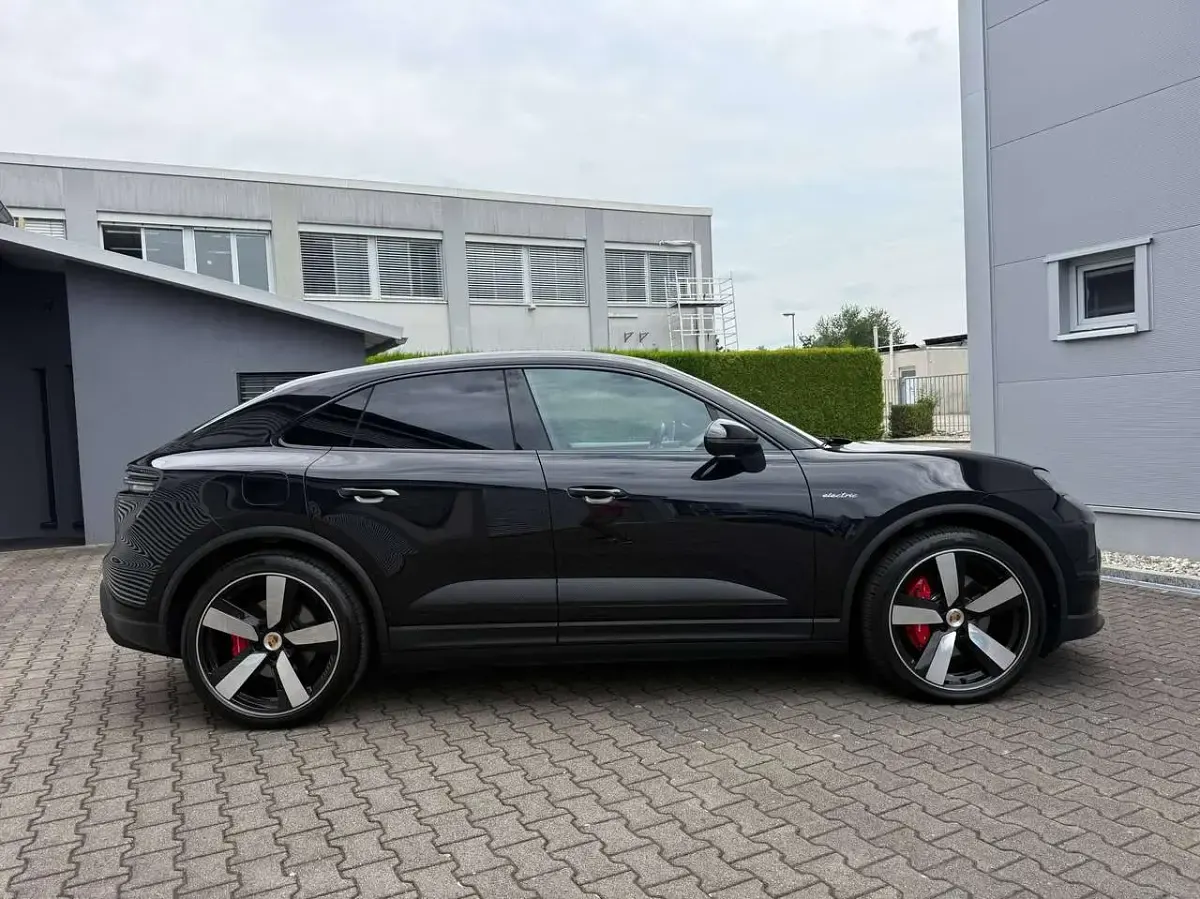 Gebraucht Porsche Macan 517 PS (380 kW) 2024 Tiefschwarzmetallic SUV