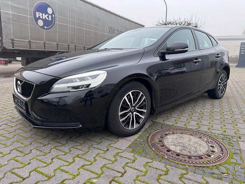 Schwarz Gebraucht 2019 Volvo V40 Momentum Limousine | 14.480 € (Fairer Preis) - Bild 1/4