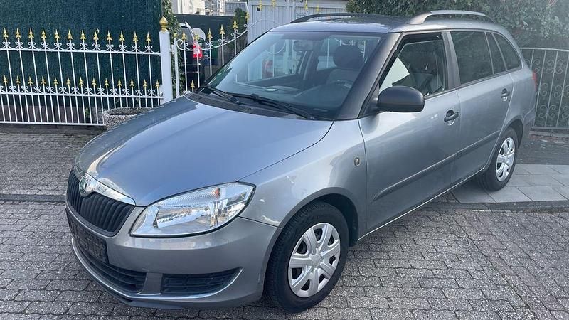 Gebraucht Skoda Fabia Ambiente 69 PS (50 kW) 2012 Grau Limousine