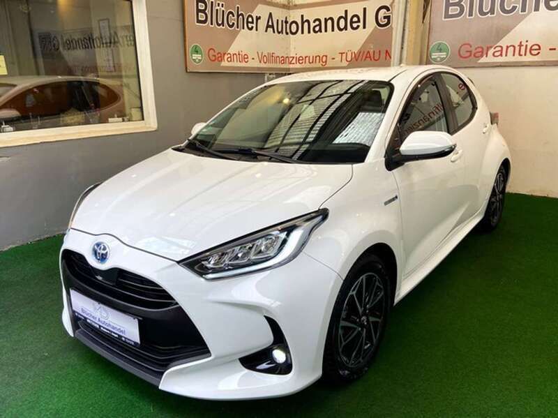 Weiß Gebraucht 2021 Toyota Yaris Hybrid Team Kleinwagen | 18.950 € (Fairer Preis) - Bild 1/4