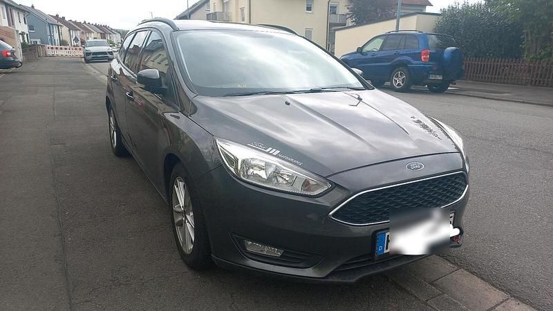Grau Gebraucht 2015 Ford Focus Kombi | 4.999 € (Fairer Preis) - Bild 1/4
