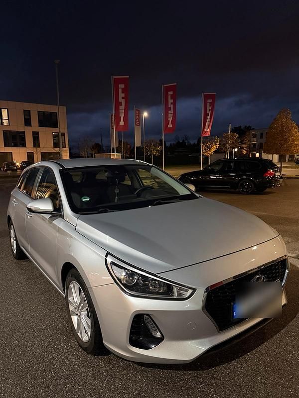 Silber Gebraucht 2018 Hyundai i30 Kombi | 11.900 € (Teuer) - Bild 1/4