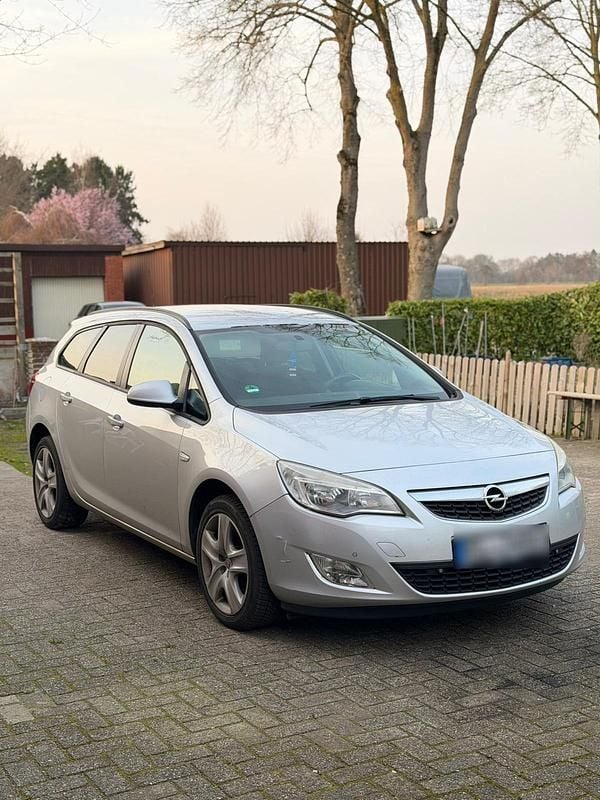 Gebraucht Opel Astra 101 PS (74 kW) 2011 Silber Kombi