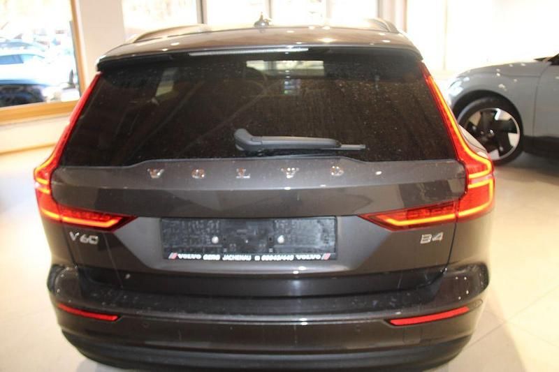 Gebraucht Volvo V60 Core 197 PS (144 kW) 2022 Grau Kombi