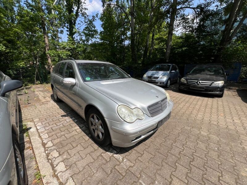 Grau Gebraucht 2004 Mercedes C200 Classic Limousine | 990 € (Superpreis) - Bild 1/4