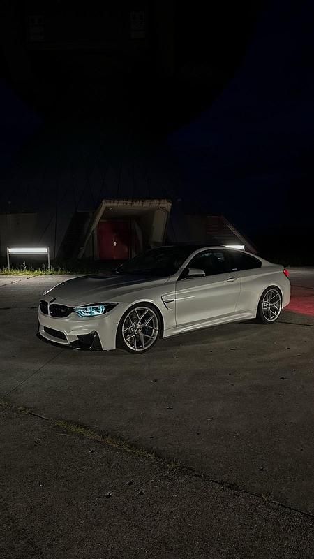 Weiß Gebraucht 2018 BMW M4 M Performance Coupé | 56.999 € (Teuer) - Bild 1/4