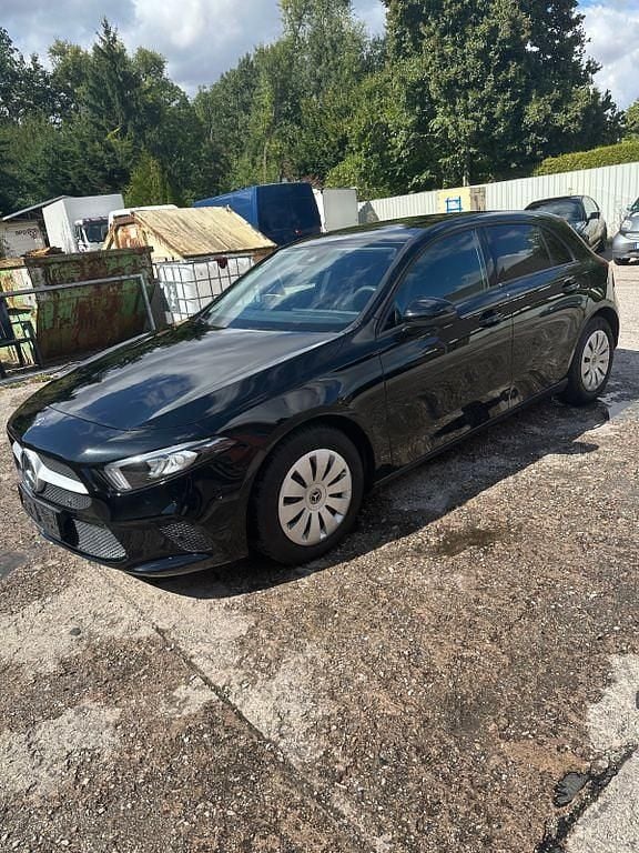 Schwarz Gebraucht 2020 Mercedes A160 Limousine | 18.500 € (Superpreis) - Bild 1/4