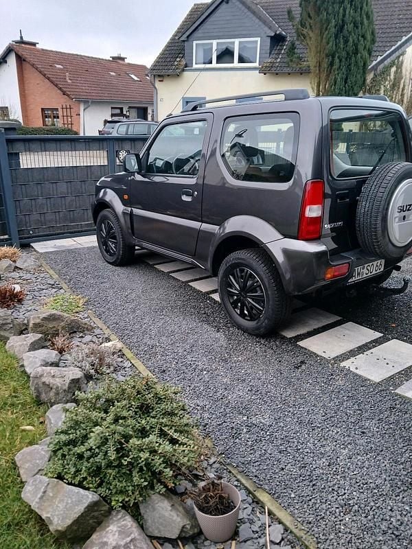 Grau Gebraucht 2011 Suzuki Jimny SUV | 6.950 € (Guter Preis) - Bild 1/4