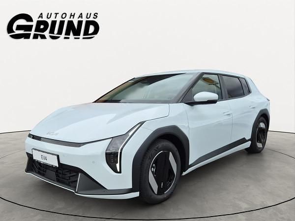 Weiß ((wd) carraraweiß) Neu 2026 Kia EV4 Limousine | 33.190 € (Superpreis) - Bild 1/4