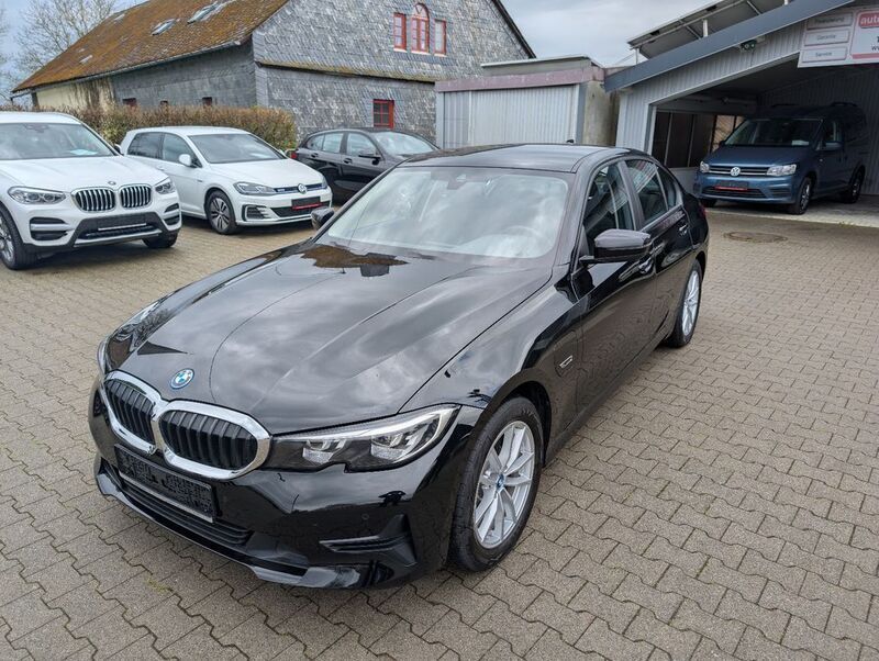 Schwarz Gebraucht 2022 BMW 320e Advantage Limousine | 24.700 € (Guter Preis) - Bild 1/4