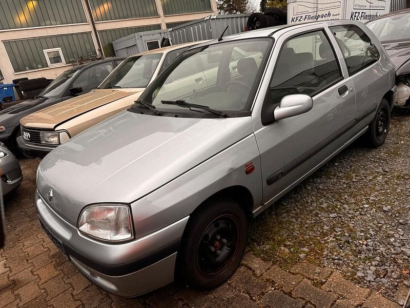Gebraucht Renault Clio 75 PS (55 kW) 1997 Silber Kleinwagen