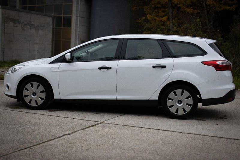 Gebraucht Ford Focus 101 PS (74 kW) 2013 Weiß Kombi