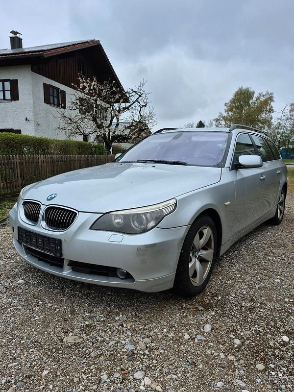 Gebraucht BMW 530 231 PS (169 kW) 2006 Silber Kombi
