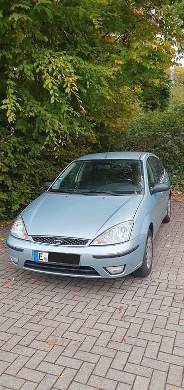 Grün Gebraucht 2003 Ford Focus Ghia Limousine | 900 € (Superpreis) - Bild 1/4