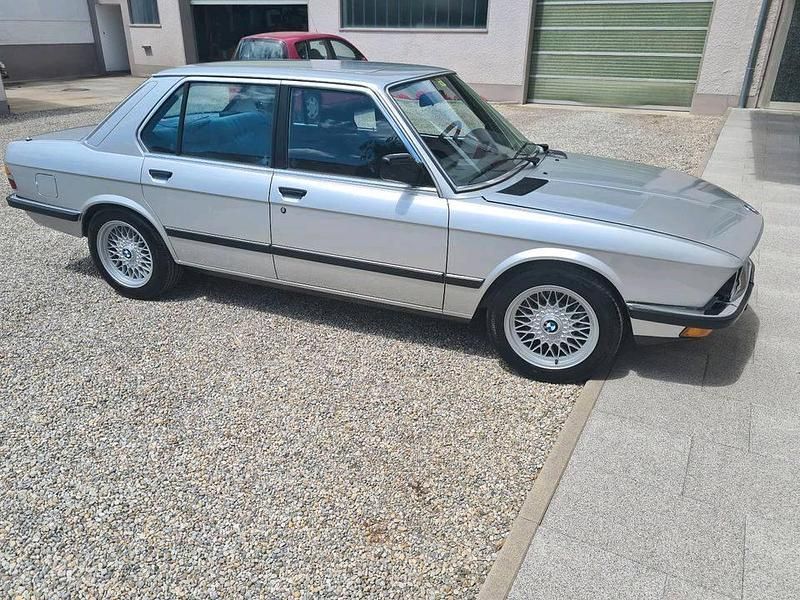 Gebraucht BMW 525 125 PS (91 kW) 1983 Silber Limousine