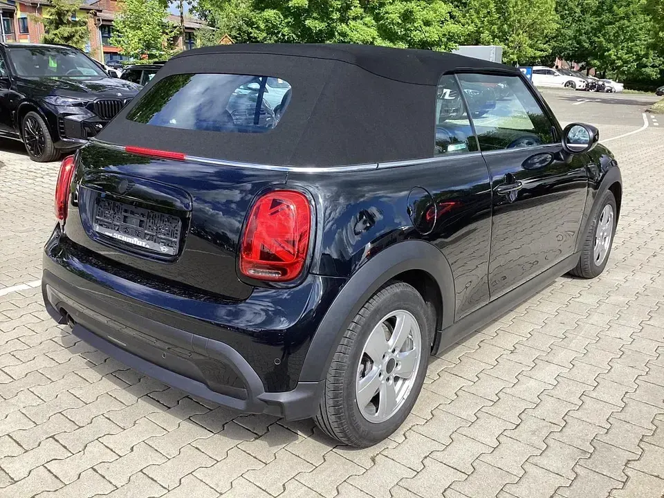 Gebraucht Mini Cooper Essential 136 PS (100 kW) 2023 Midnight schwarz Kleinwagen