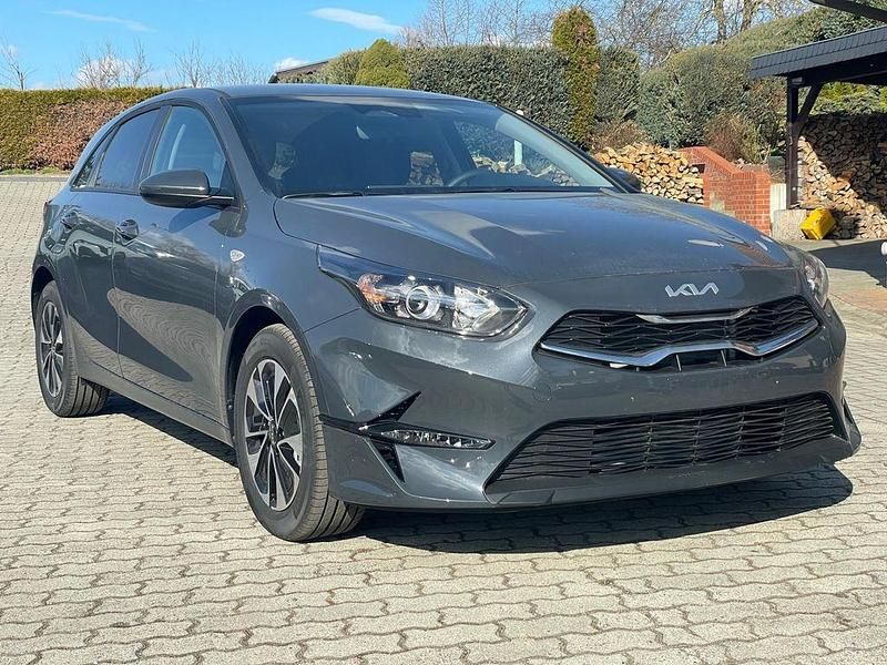 Neu Kia Ceed 140 PS (102 kW) 2026 Grau Kleinwagen