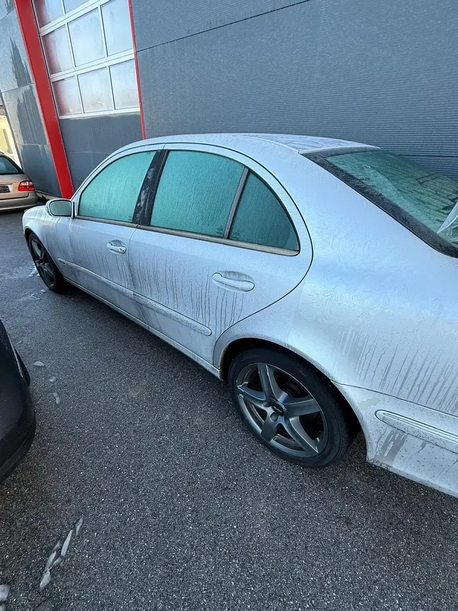 Gebraucht Mercedes E270 177 PS (130 kW) 2003 Silber Limousine
