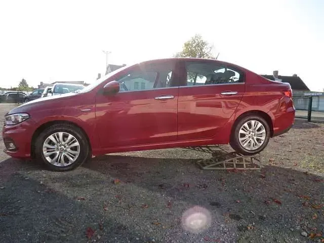 Usado Fiat Tipo Lounge 95 CV (69 kW) 2017 Rojo Berlina
