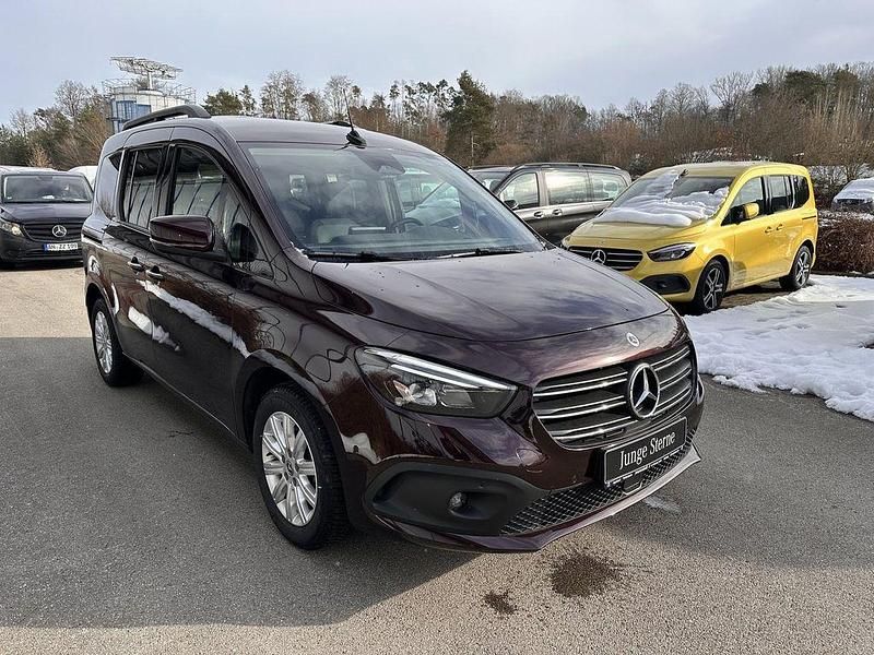 Gebraucht Mercedes T180 Progressive 116 PS (85 kW) 2024 Rot Van / Kleinbus