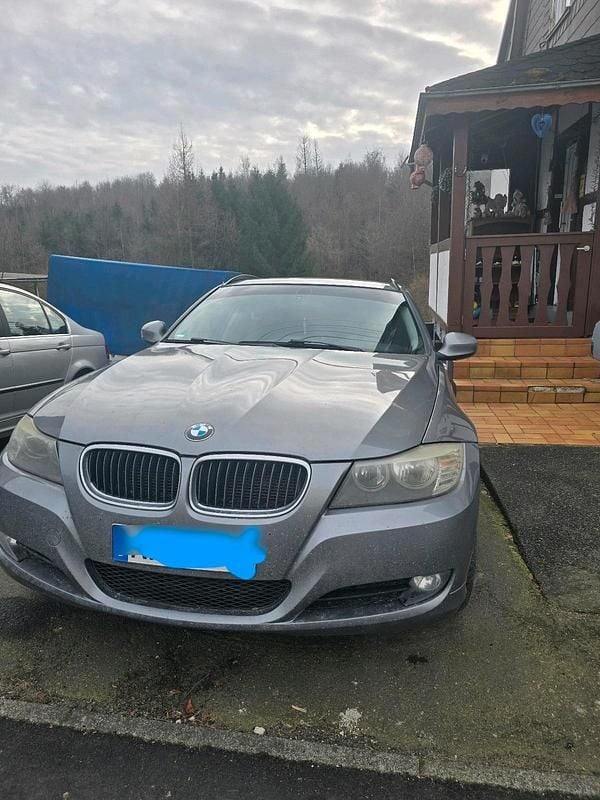 Grau Gebraucht 2011 BMW 320 Kombi | 2.800 € (Fairer Preis) - Bild 1/4