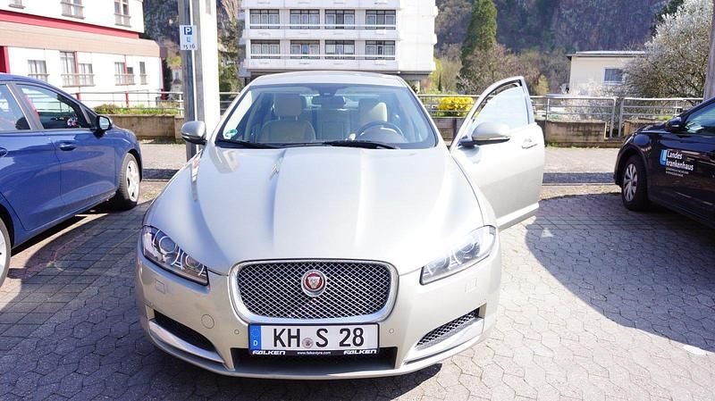 Gebraucht Jaguar XF 200 PS (147 kW) 2014 Gold Limousine
