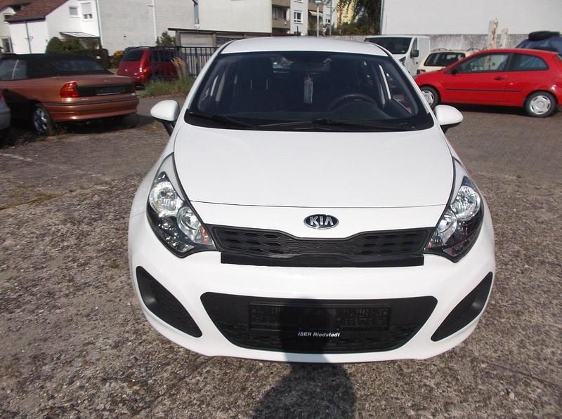Weiß Gebraucht 2014 Kia Rio Kleinwagen | 4.850 € - Bild 1/4