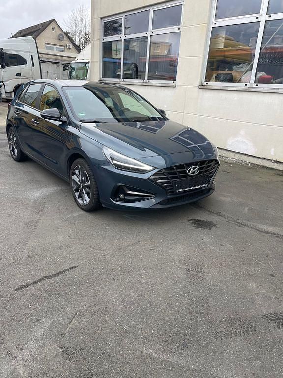 Blau Gebraucht 2021 Hyundai i30 Edition 30+ Limousine | 16.065 € (Superpreis) - Bild 1/4