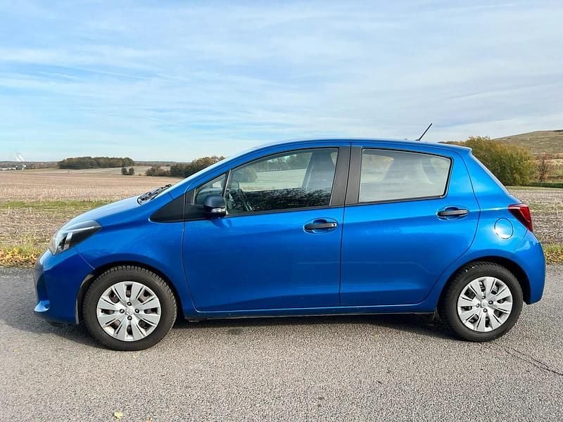 Gebraucht Toyota Yaris 69 PS (50 kW) 2015 Blau Kleinwagen
