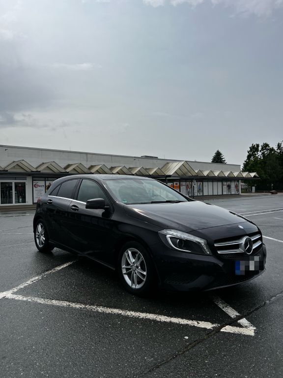 Violett Gebraucht 2013 Mercedes A180 Limousine | 15.800 € (Fairer Preis) - Bild 1/4