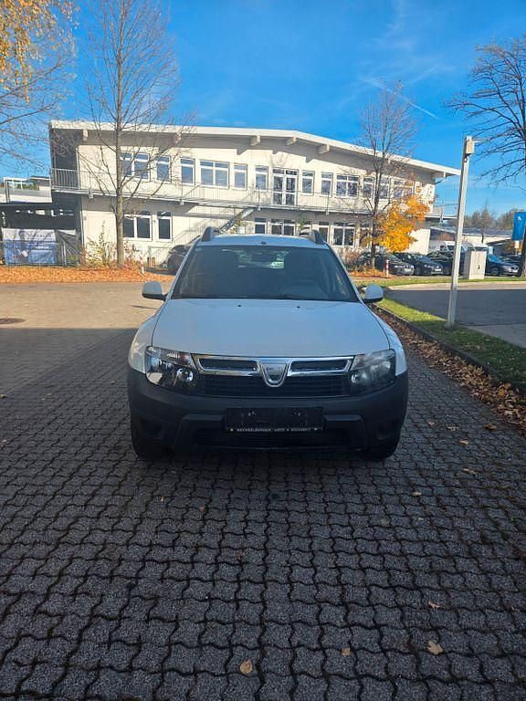 Weiß Gebraucht 2011 Dacia Duster Lauréate SUV | 4.100 € (Teuer) - Bild 1/4