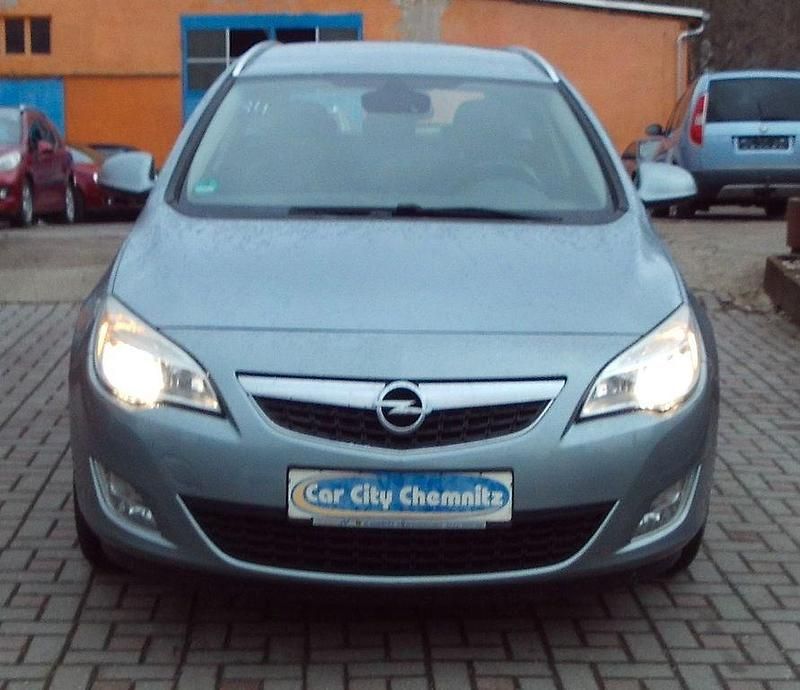 Gebraucht Opel Astra Innovation 125 PS (91 kW) 2011 Silber Kombi