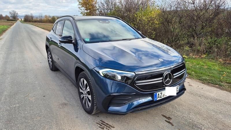 Blau Gebraucht 2022 Mercedes EQA250 AMG SUV | 32.849 € (Fairer Preis) - Bild 1/4