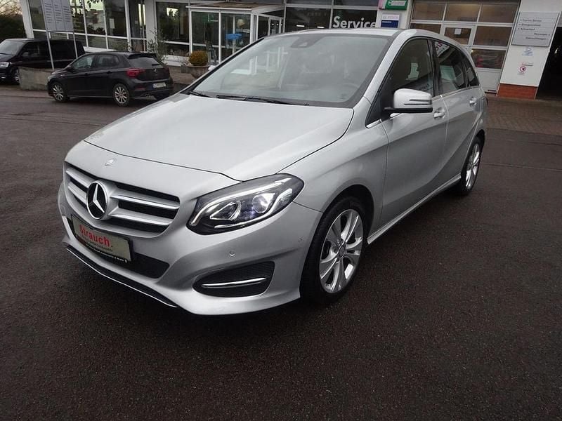 Silber Gebraucht 2017 Mercedes 200 Urban Limousine | 16.990 € (Guter Preis) - Bild 1/4