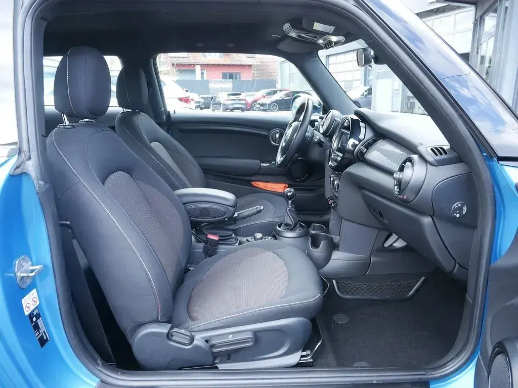 Używany Mini Cooper Pepper 136 KM (100 kW) 2018 Niebieski Hatchback