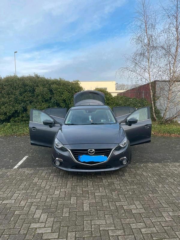 Grau Gebraucht 2015 Mazda 3 Limousine | 8.000 € (Guter Preis) - Bild 1/4