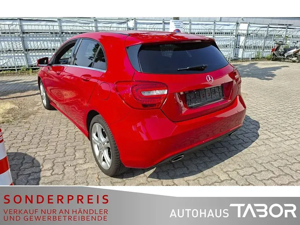 Gebraucht Mercedes A180 Urban 122 PS (89 kW) 2015 Jupiterrot  unilack Kleinwagen