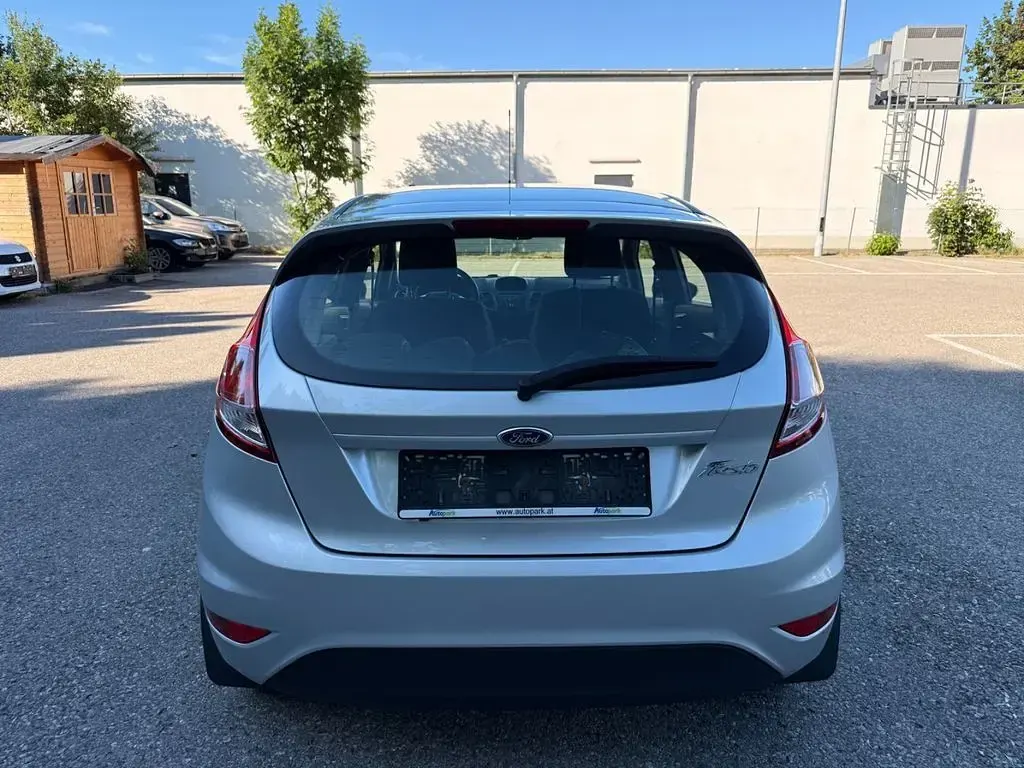 Gebraucht Ford Fiesta Trend 65 PS (47 kW) 2015 Silber Kleinwagen