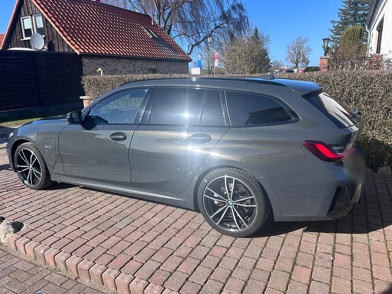 Gebraucht BMW 330e 292 PS (214 kW) 2022 Grau Kombi