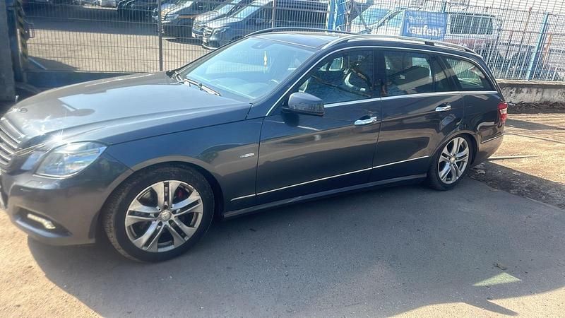 Gebraucht Mercedes E250 Avantgarde 204 PS (150 kW) 2009 Grau Kombi