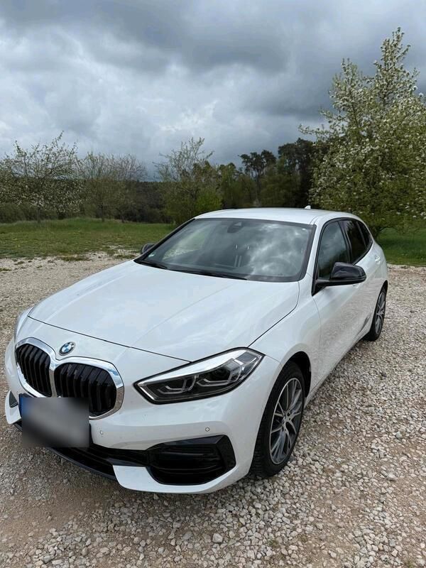 Weiß Gebraucht 2023 BMW 118 Sport Line Kleinwagen | 24.490 € (Fairer Preis) - Bild 1/4