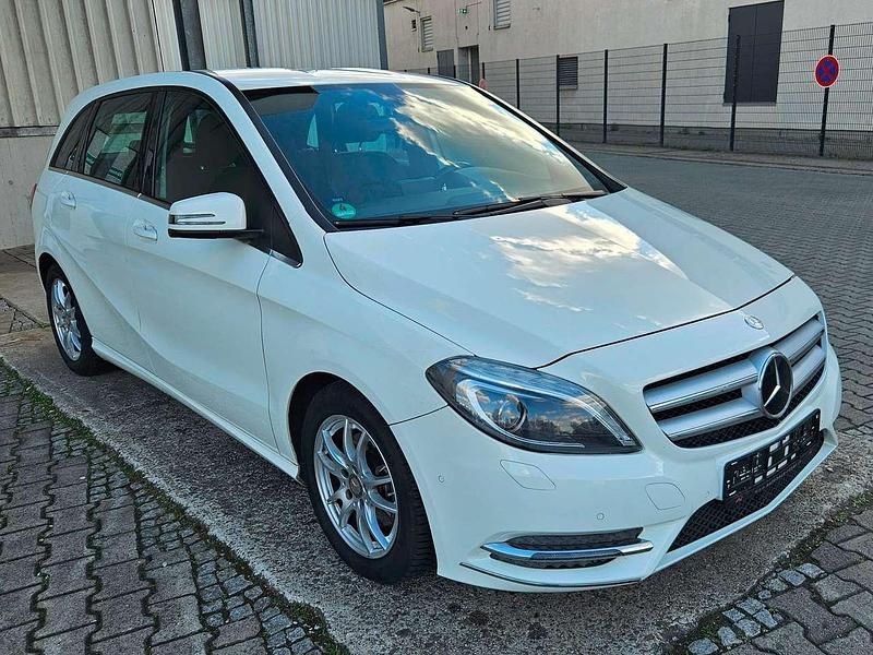 Gebraucht Mercedes B180 122 PS (89 kW) 2014 Calcitweiss  unilack Kleinwagen