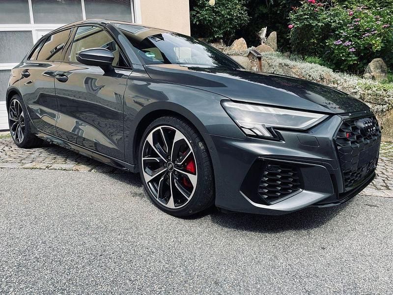 Grau Gebraucht 2023 Audi S3 Ambiente Limousine | 36.990 € (Guter Preis) - Bild 1/4
