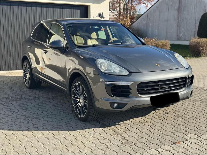 Grau Gebraucht 2015 Porsche Cayenne SUV | 20.900 € (Fairer Preis) - Bild 1/4