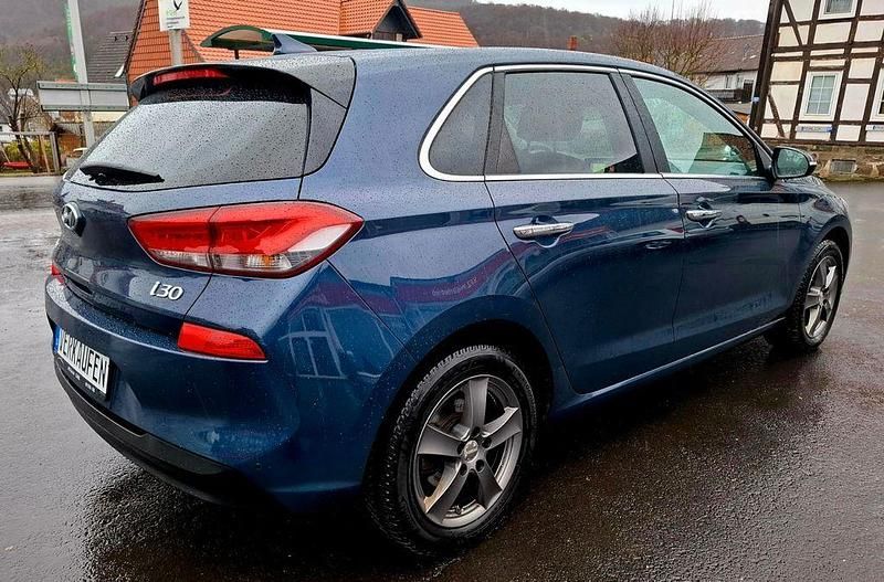 Gebraucht Hyundai i30 Intro Edition 110 PS (80 kW) 2017 Blau Limousine