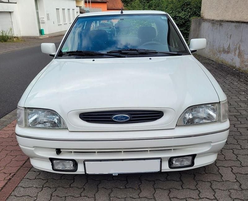 Weiß Gebraucht 1994 Ford Escort Limousine | 3.650 € - Bild 1/4