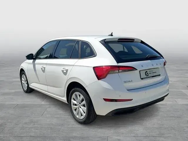 Gebraucht Skoda Scala Ambition 95 PS (69 kW) 2023 Weiß Kleinwagen
