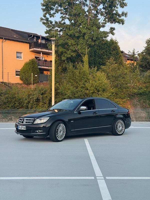 Schwarz Gebraucht 2007 Mercedes C200 Avantgarde Limousine | 5.600 € (Fairer Preis) - Bild 1/4