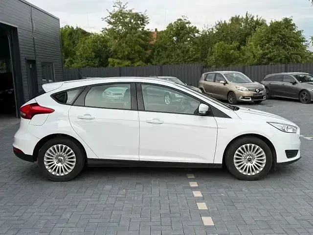 Używany Ford Focus Trend 101 KM (74 kW) 2018 Biały Sedan/Limuzyna