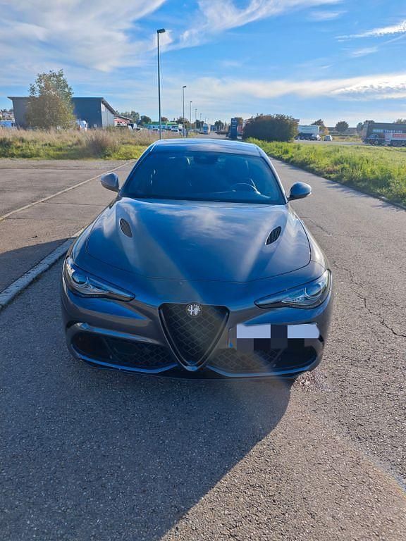 Grau Gebraucht 2017 Alfa Romeo Giulia Quadrifoglio Limousine | 55.000 € (Teuer) - Bild 1/4